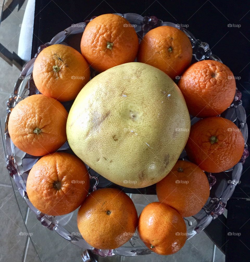 Citrus pomelo, tangerines in a tray