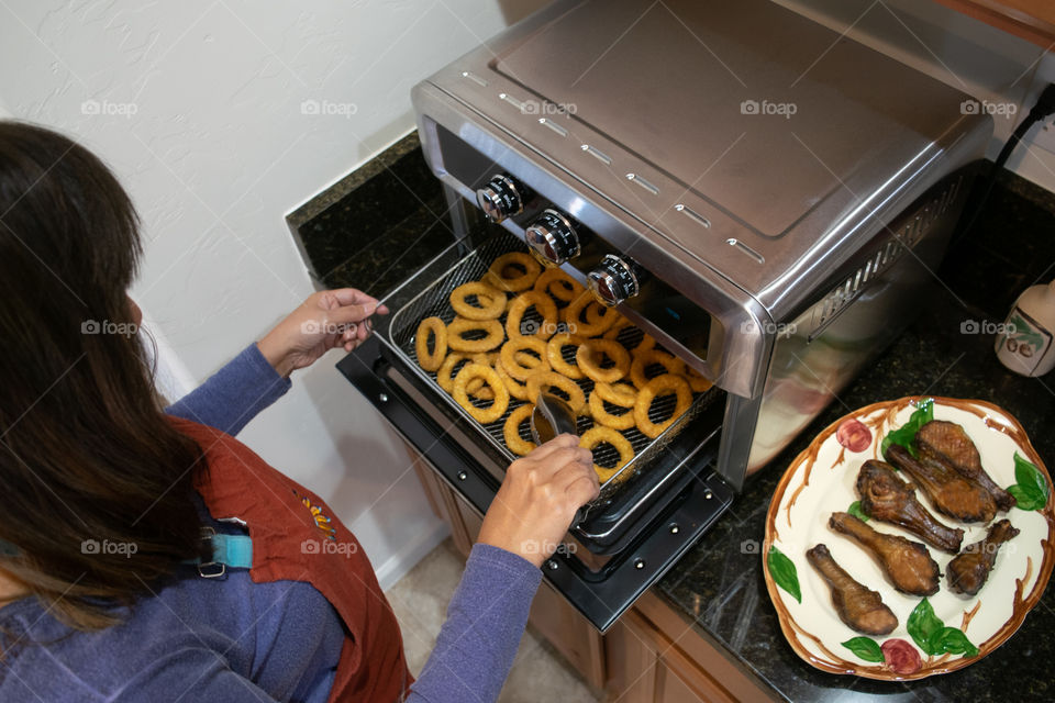 Onion rings to be air fried in the Toastmaster 