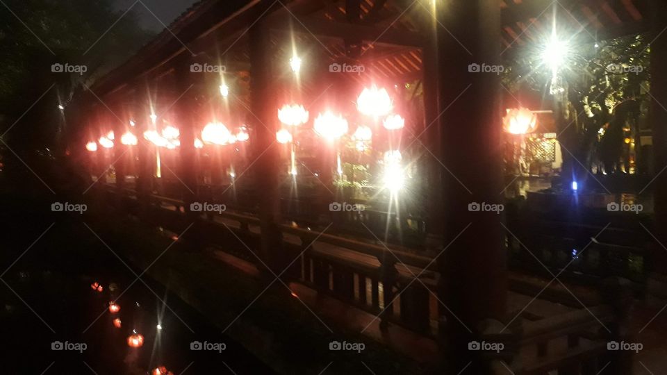 lồng đen hoa sen trước hàng hiên nhà