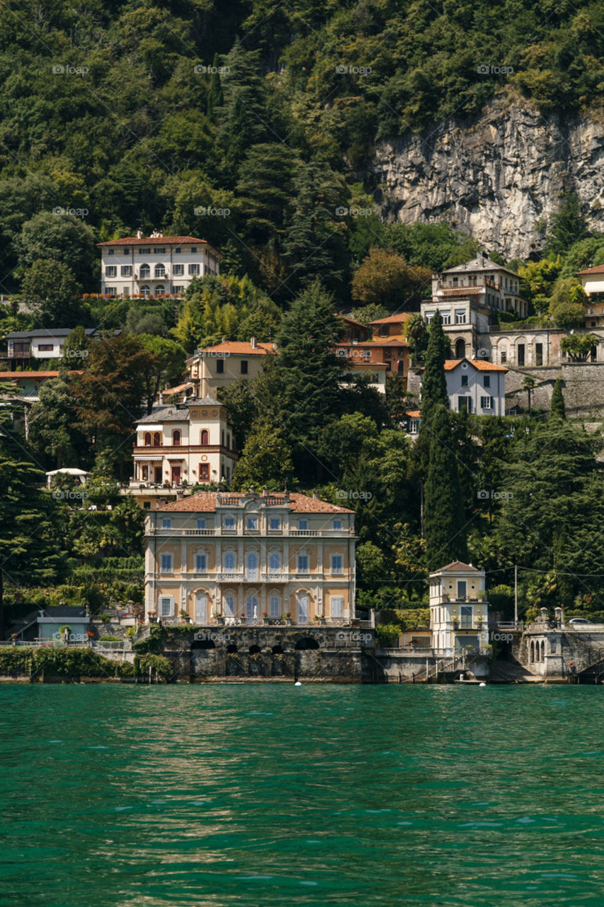 Lago Como no norte da Itália é um lugar lindo para se conhecer na Europa, com paisagens incríveis!