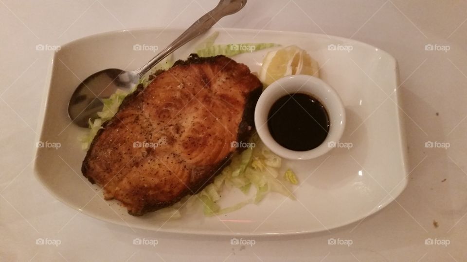 Fried fish stake with Thai sauce and lemon