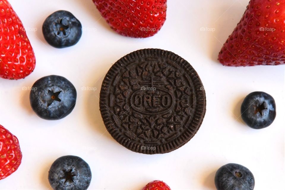 Oreo cookie and berries