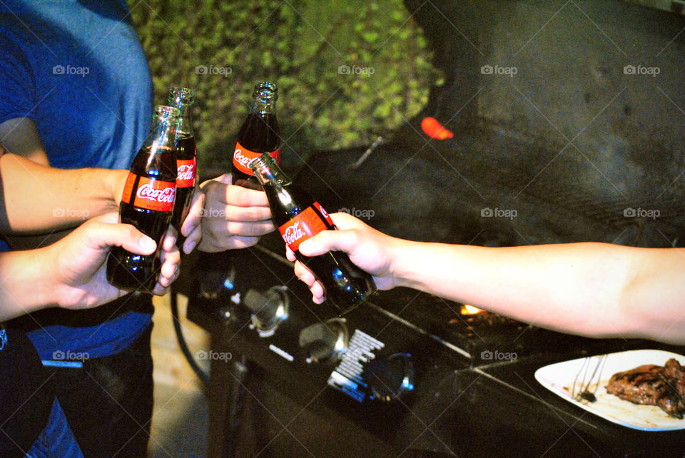 Cheers to the good times weekend! Bbq and Coca-Cola shared with the best buds for the win!