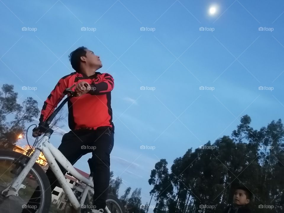 Mirando a la luna