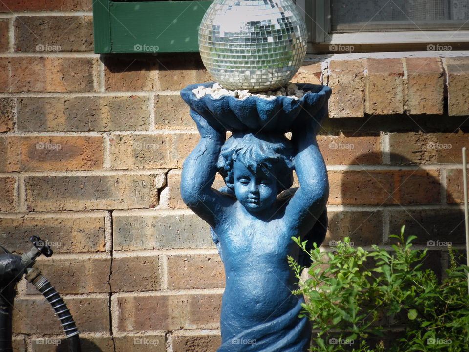 umpa lumpa. This is a picture of a garden statue. 👣 🚶 🏃 🔥 💨