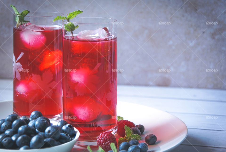 Iced tea with berries