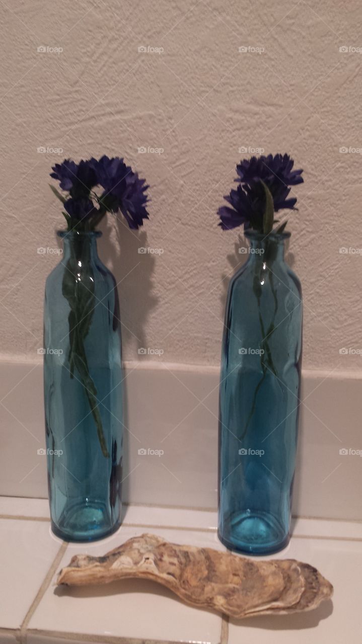 Twins. Twin vases im the bathroom