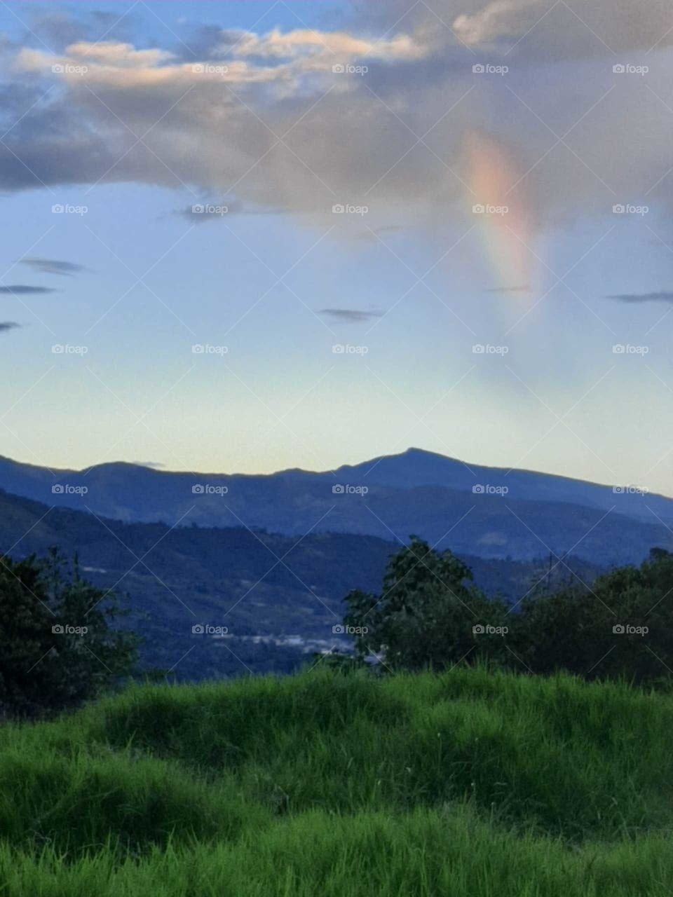 otro fenómeno maravilloso, el arcoiris!!! quien desde niño le decía que no se colocara una camisa de uno de sus más radiantes colores?  por qué el se enojaba se encendía y venía a picarte... mitos de infancia.