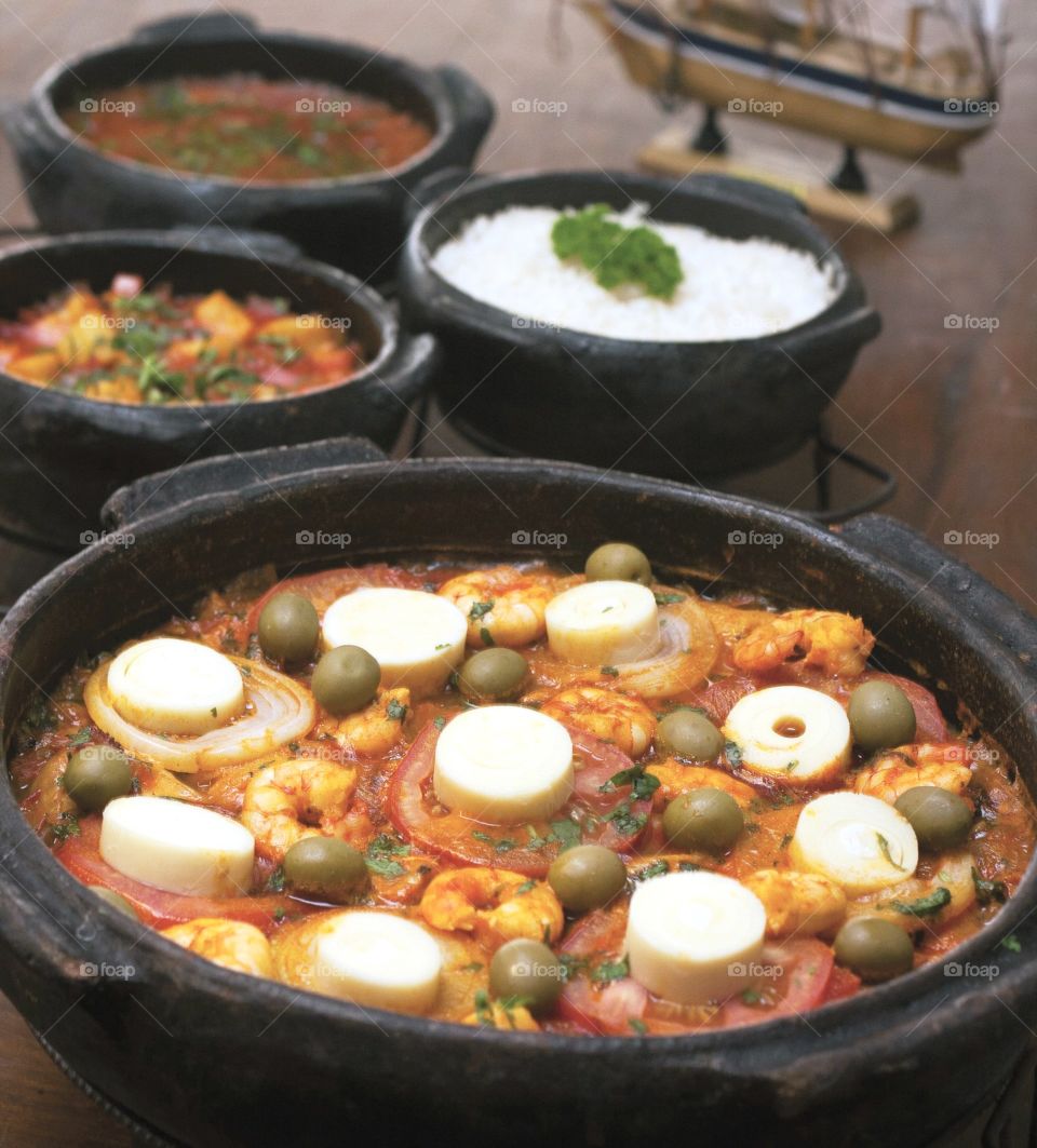 moqueca capixaba na panela de barro
