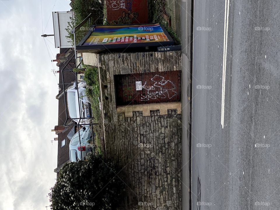 zona de la ciudad semidestruida con parking de automóviles