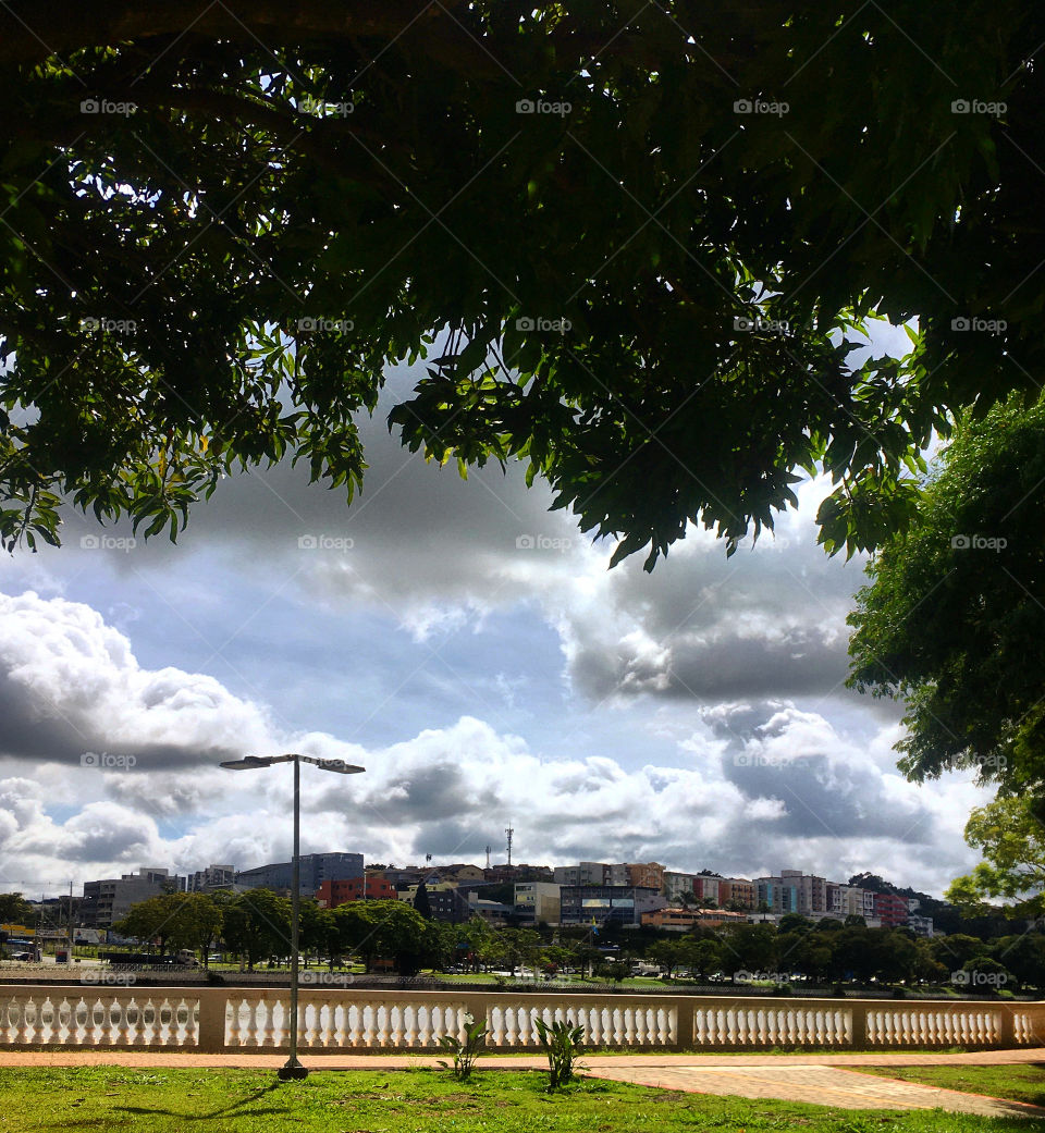 🇧🇷 Céu carrancudo com lampejos de azul: tanto faz se choverá ou não, pois ainda assim o sábado está bonito.

🇺🇸 Scowling sky with flashes of blue: it doesn't matter if it rains or not, because Saturday is still beautiful.