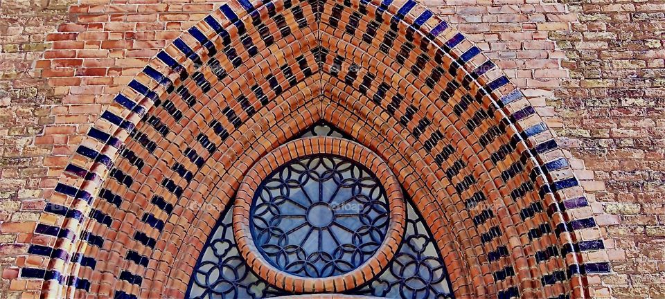 This circular rosetta design inside internisted pointy arches was found on a building in the city of „Malmö“, „Sweden“ by the „Baltic Sea“. 2023. Hypnotic Productions