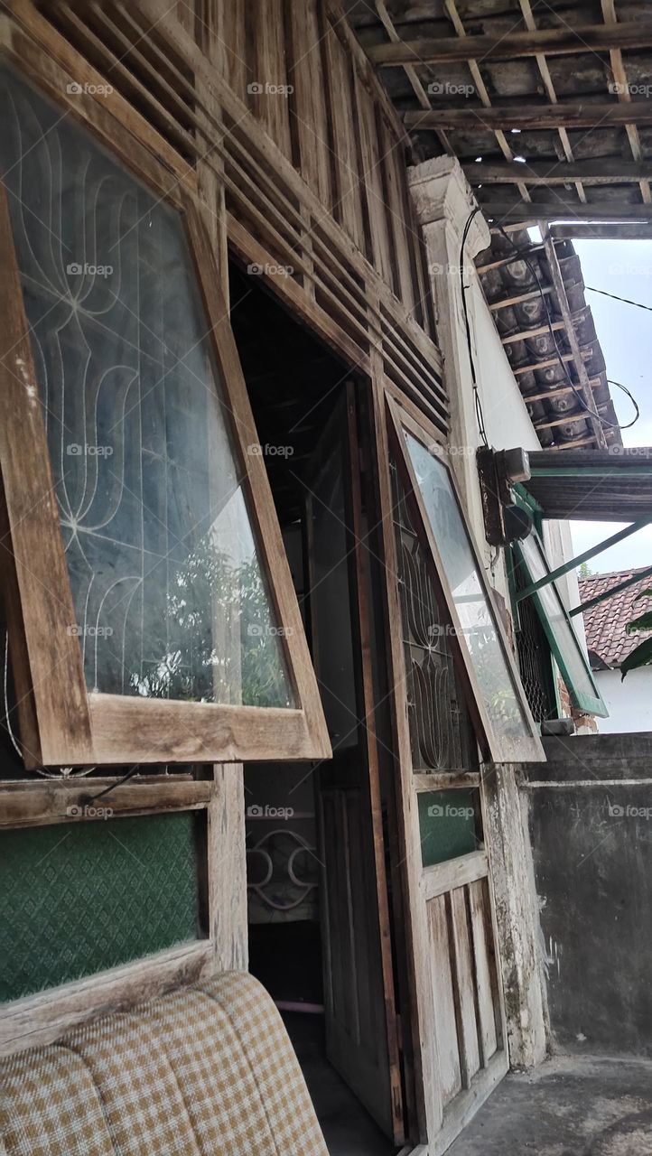 jendela kaca rumah nenek