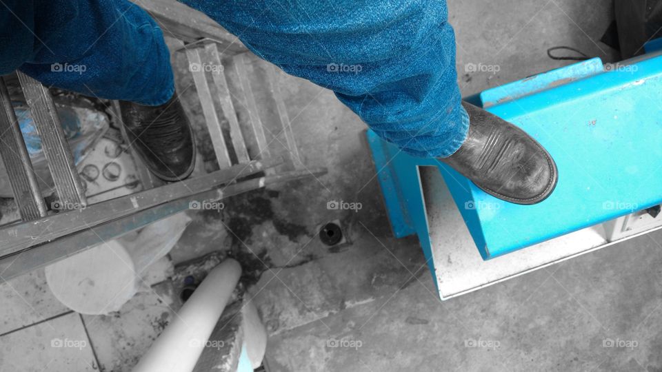 Subindo a escada. Sobre maquina industrial. Background.