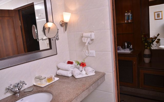 Nice Room, Bathtub, Mirror,