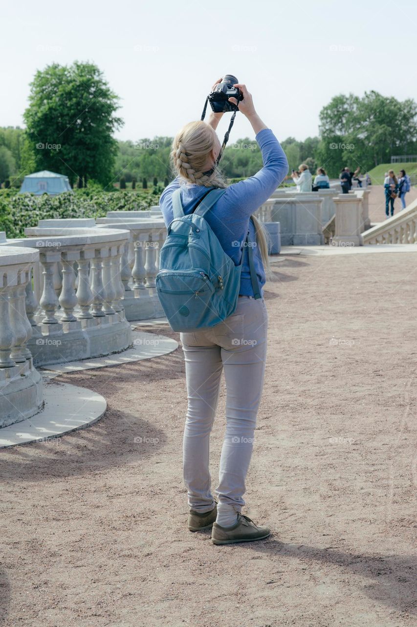 woman in the park photoshooting sky