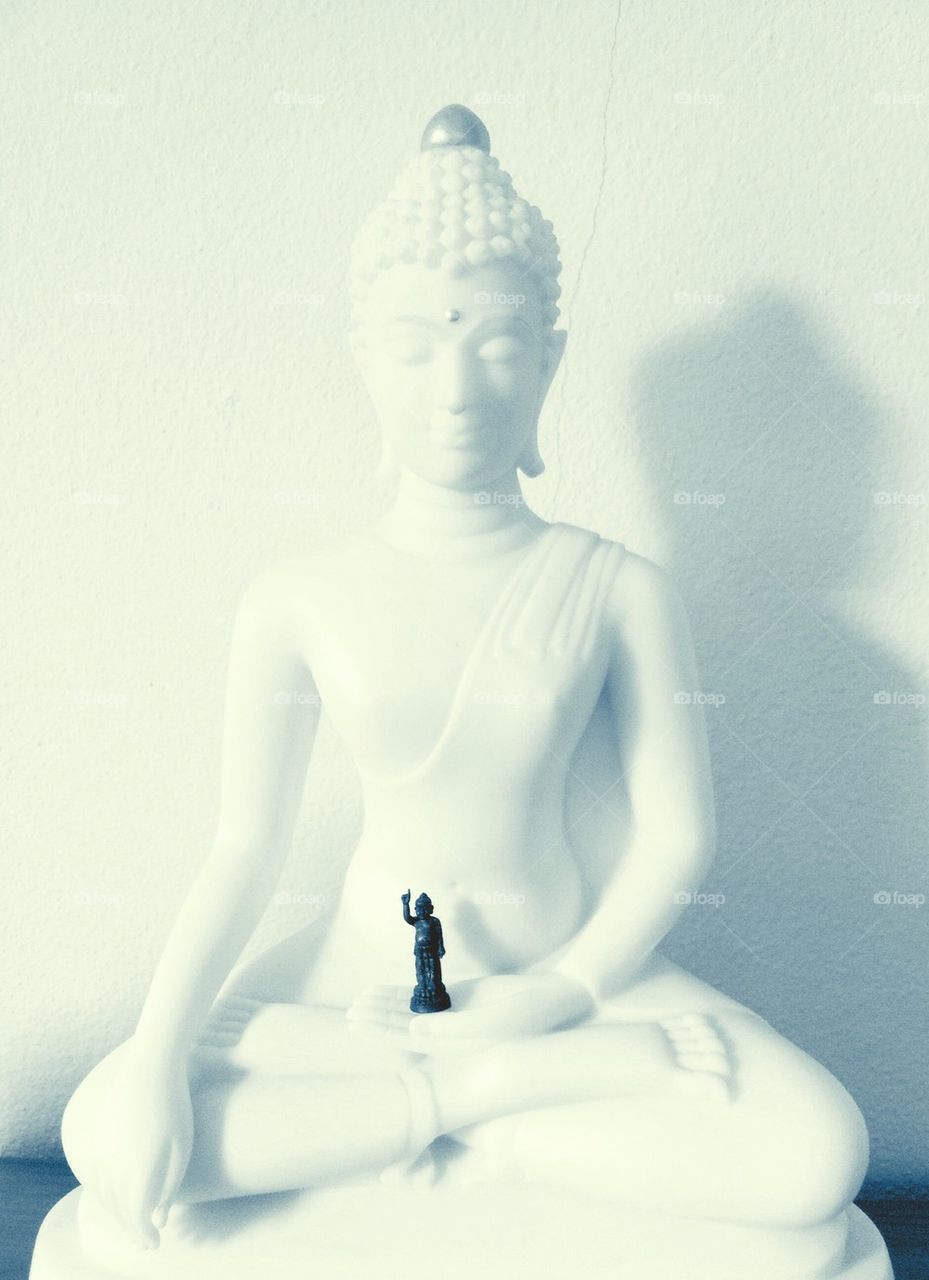 White buddha statue