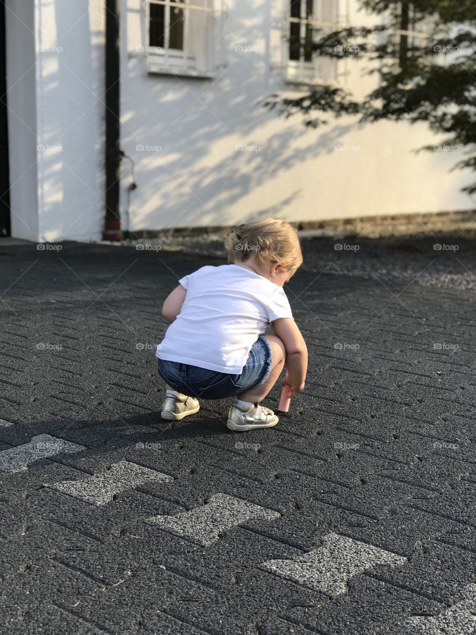 Baby is painting at the street 