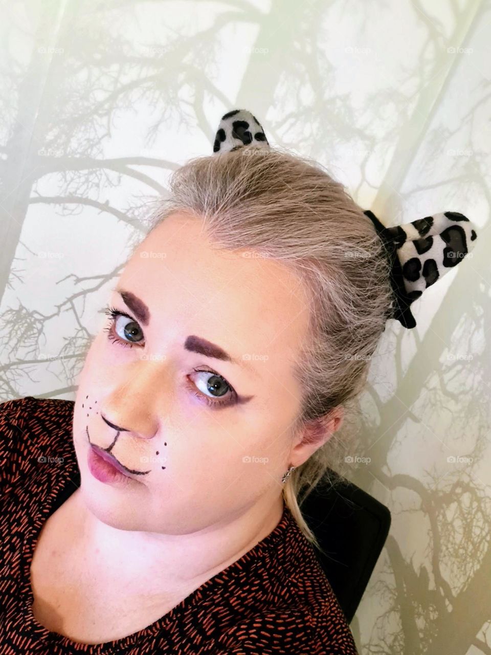 Mobile series: Selfie with cat role carnival makeup