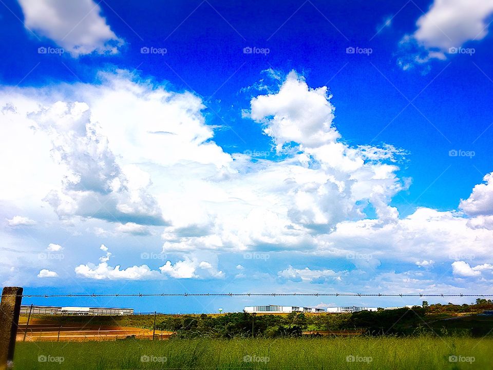 Já diria a canção: "tudo azul... Adão e Eva, no paraíso"...
Um magnífico #céu de brigadeiro agora às 17h. Impressionante o calor!
🌌 
#paisagem
#natureza
#fotografia
#mobgrafia
#Jundiaí
#azul