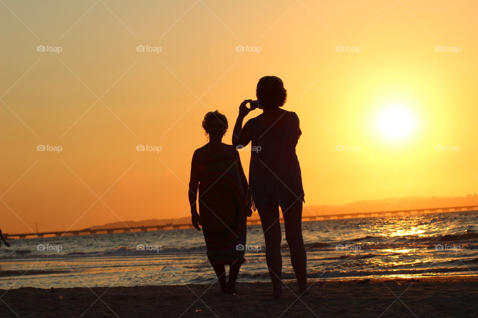 Shooting photos in the sunset, shadows, beauty, beach, people 