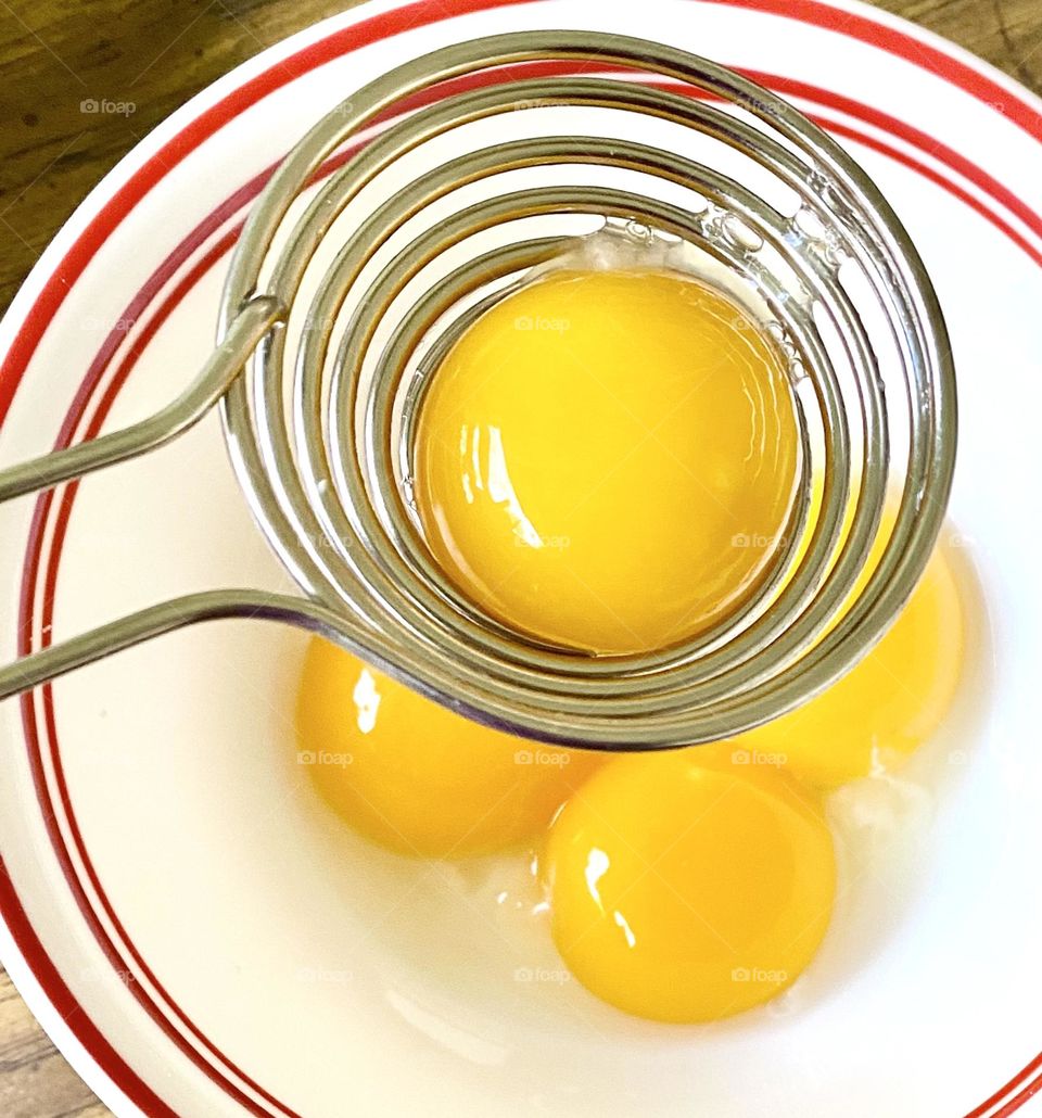 Separating egg yolks