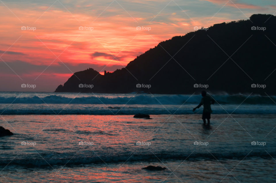nelayan di dampingi sunset yang indah