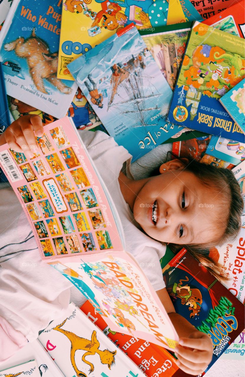 Little girl reading books 