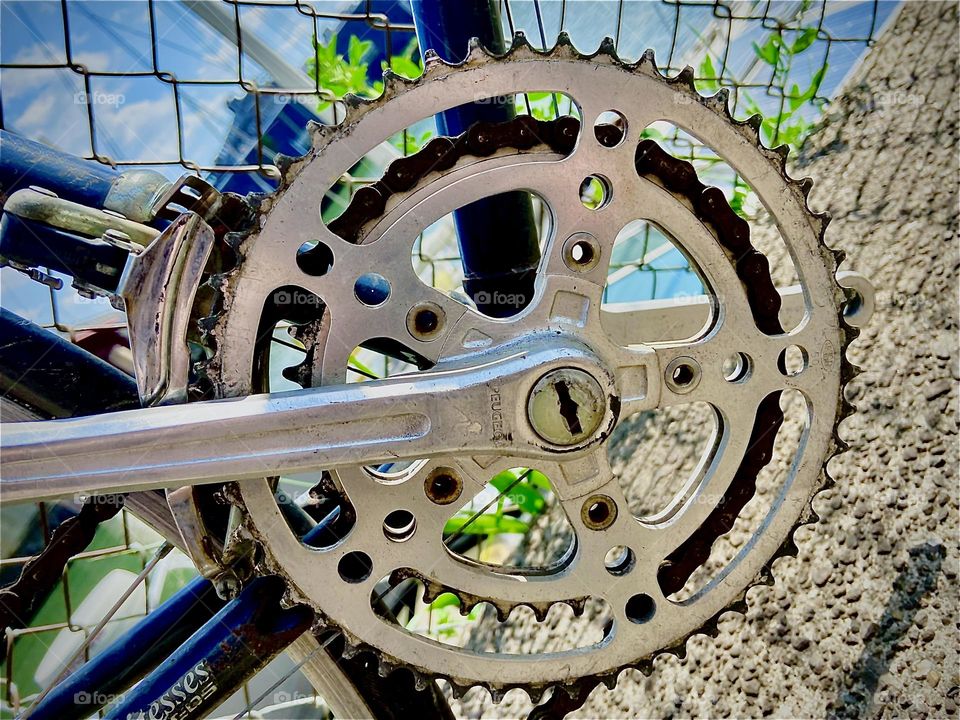 A closeup of a bicycle parts, the front gears for sale photographed by the „Pulaski Bridge“ at „Newtown Creek“ in „Long Island City“, Queens. 2022. Hypnotic Productions