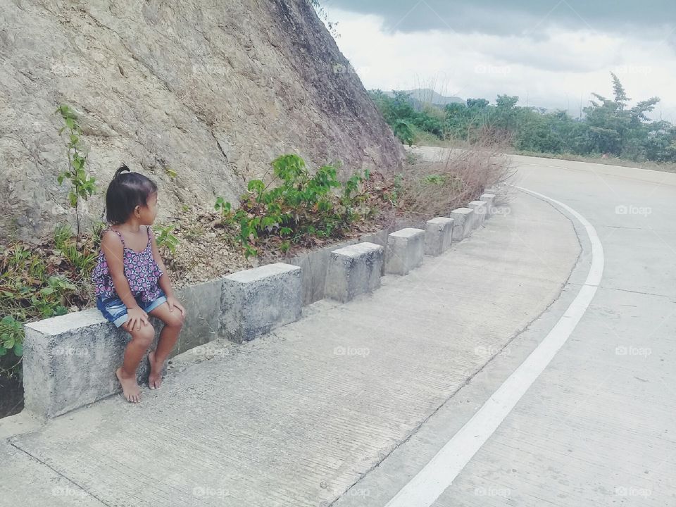 cute little girl on the side😍