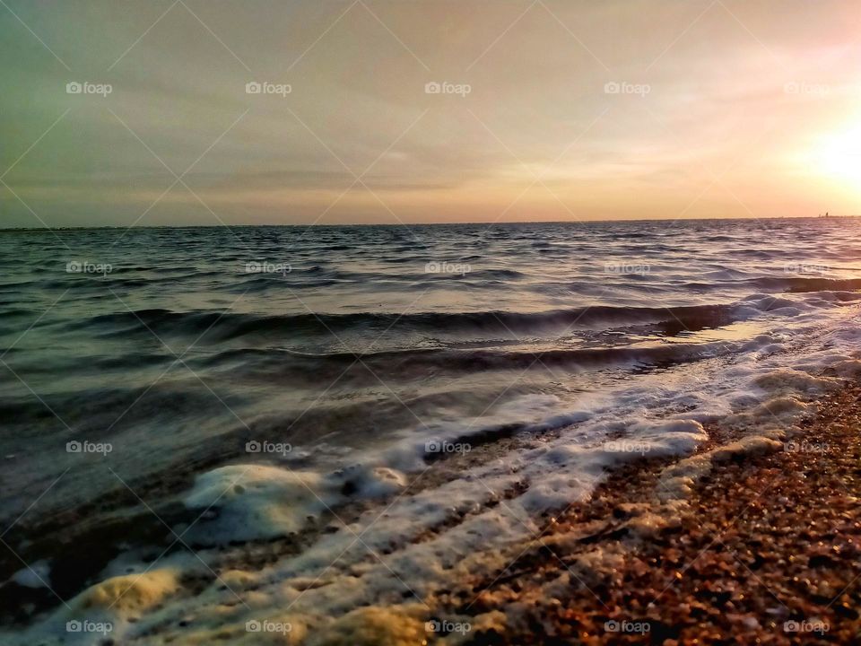 Sea view in the evening, seeing the sunlight