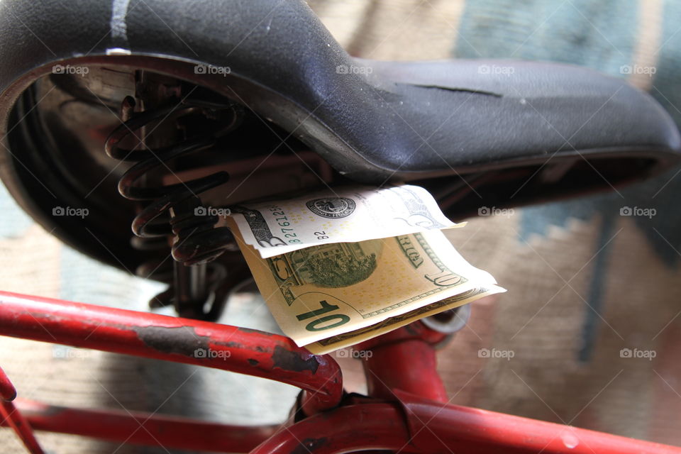 dollar no banco da bicicleta