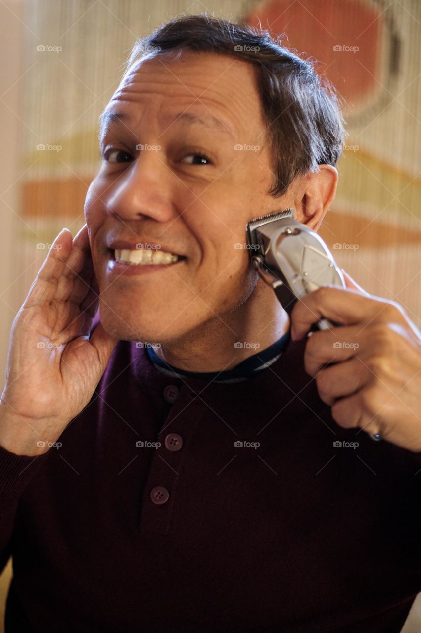 Man holding a razor 