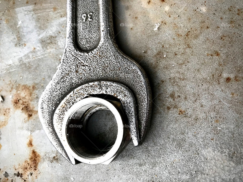 Large spanner with nut