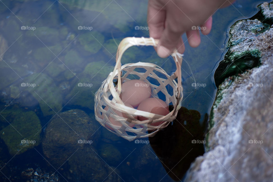 I'm boil egges at Jae sorn hot spring., thailand (Temperature ~ 68-82 ° C)