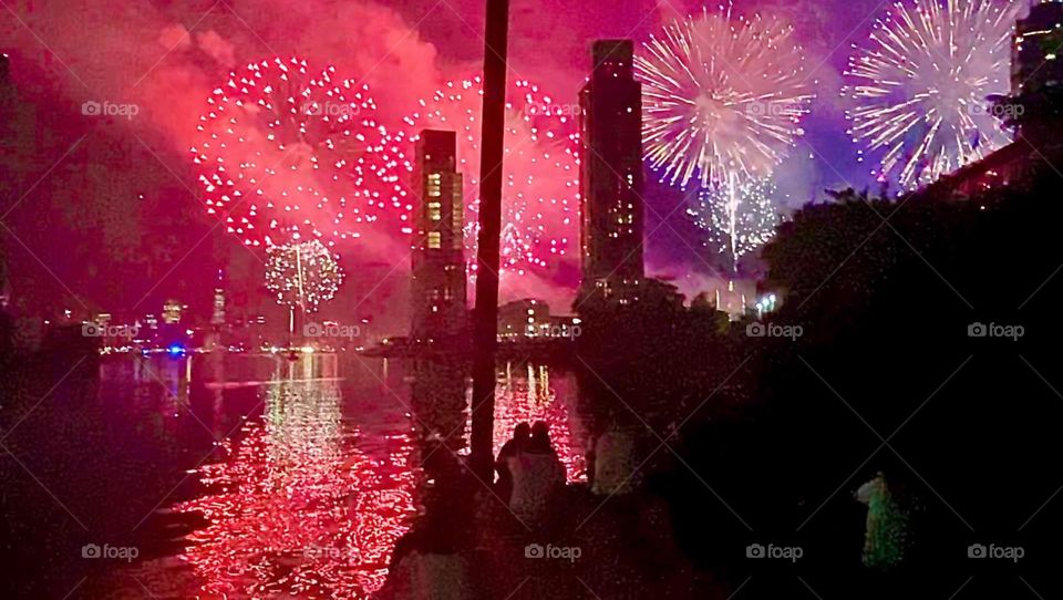 Perhaps the most overwhelming light-show effect is to see the all of „Newtown Creek“ bathed in an orange-red glow that by far surpasses the bandwidth of any comparable occurrence known from nature. 2022. Hypnotic Productions