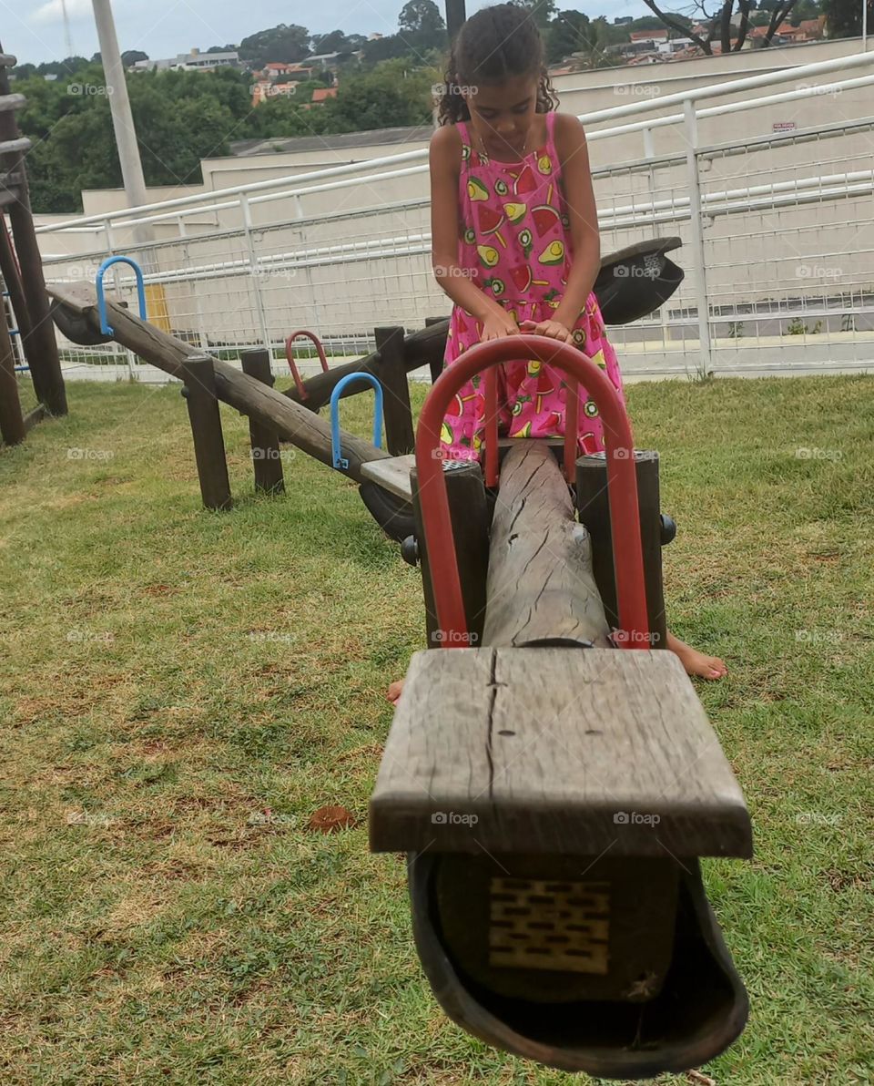 Criança brincando no parquinho infantil! O parquinho infantil, continua sendo um dos lugares queridos das crianças, devido sua variedade de brinquedos.