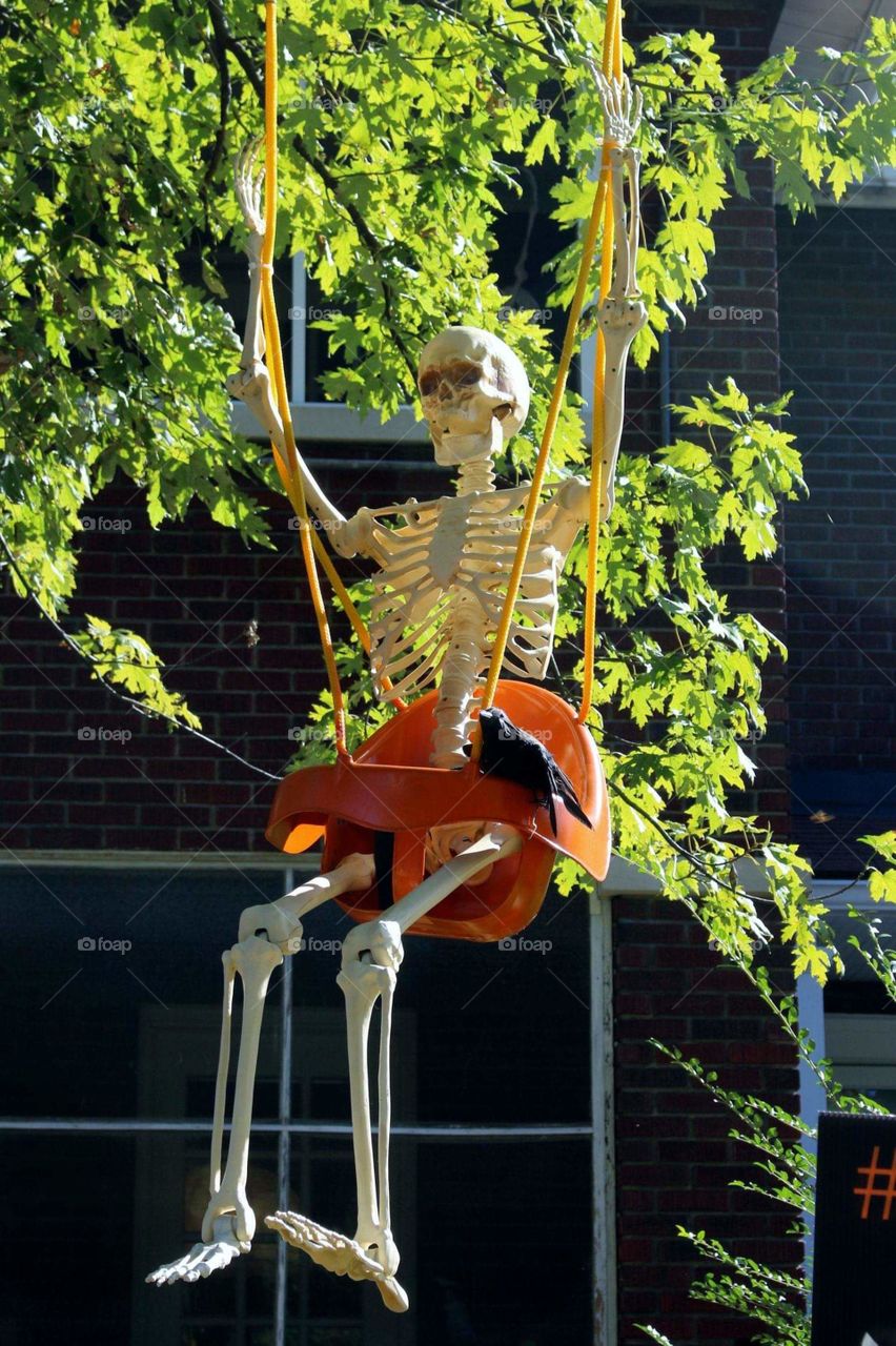 Halloween decorations Skeleton swinging in a tree