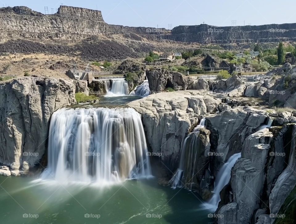 Shoshone falls in Idaho falls over the rocks 