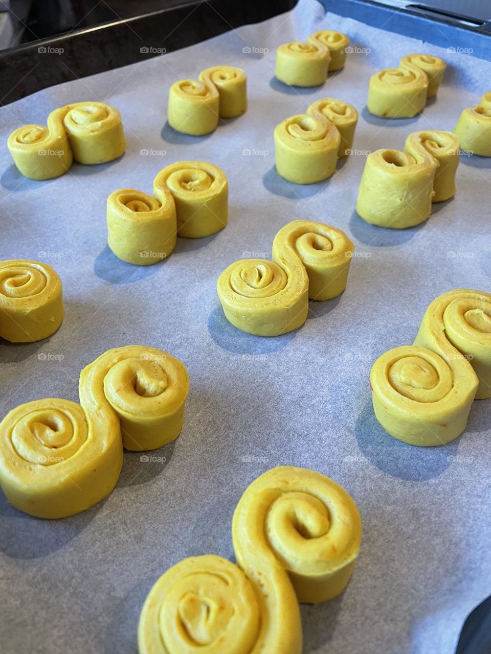 Before the oven saffron buns, a lovely color that is really a Christmas sign in Sweden. 