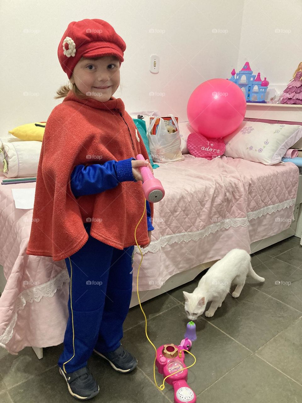 Alguém elegantemente está tentando fugir do frio… mas com esse sorriso, não existe mau tempo nunca!
Ops: com um microfone na mão, o que ela cantará?
🎤
#filha #família #sorriso #smile #filha #daughter #amor #love