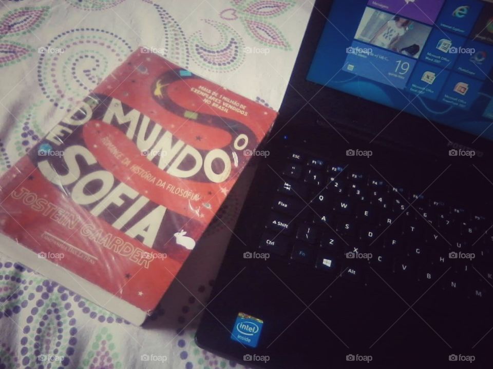 livro e notebook