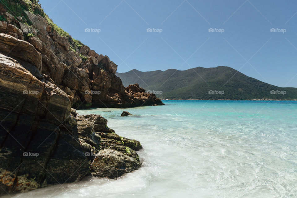 Praia com paisagem linda e fantástica no Brasil, na região do Lagos no Rio de Janeiro, em Arraial do Cabo. Uma ilha incrível de conhecer!