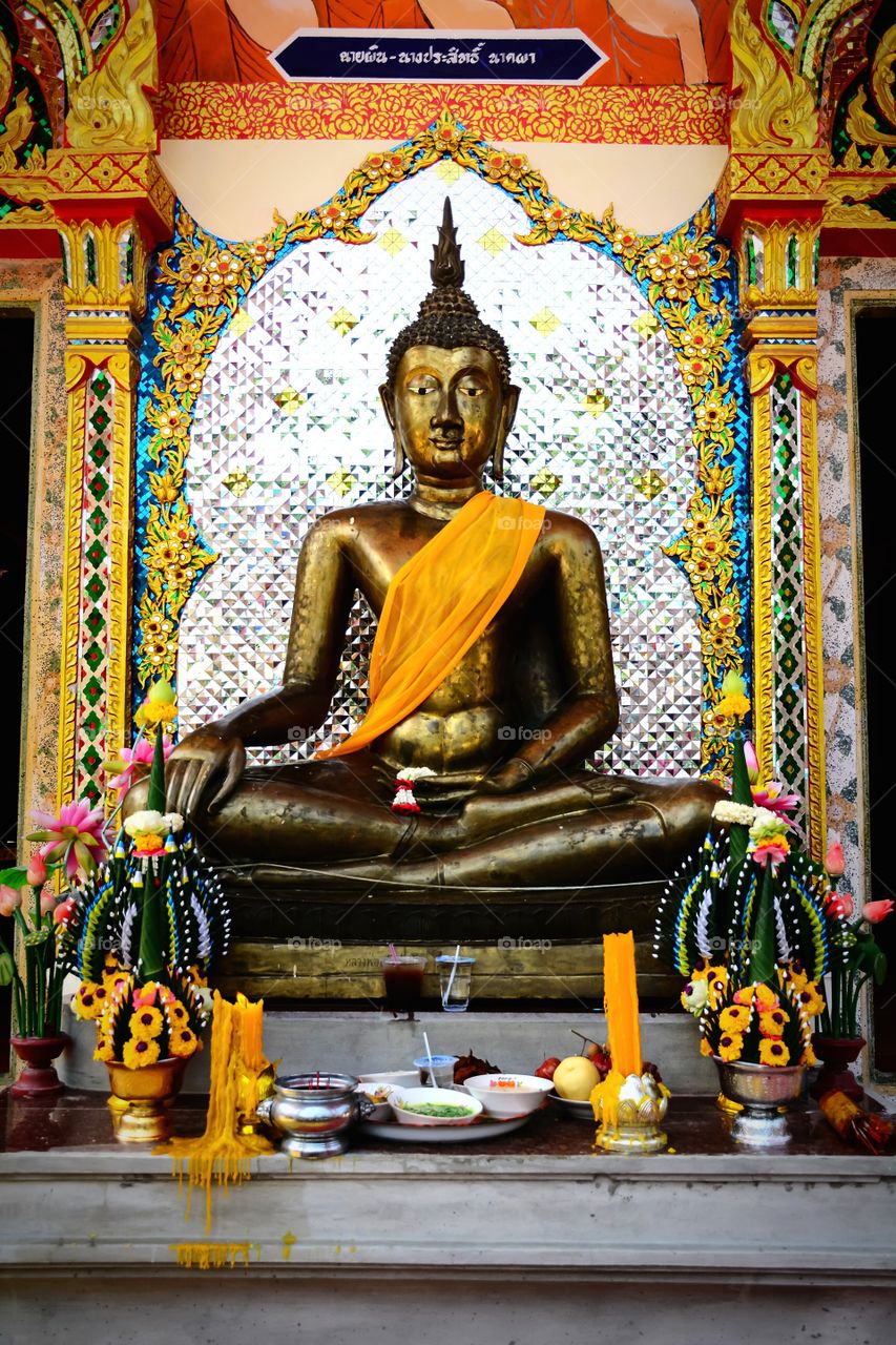 The elegance of the Buddha in the Thai temple