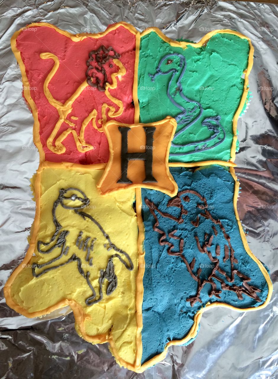 Hogwarts crest cupcake cake
