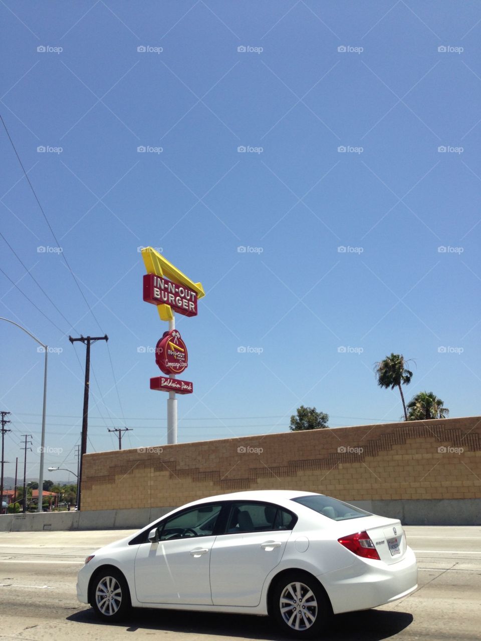in-n-out burger sign