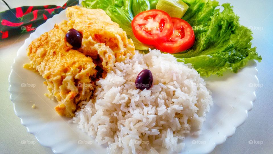 comida arroz bacalhau tomate salada