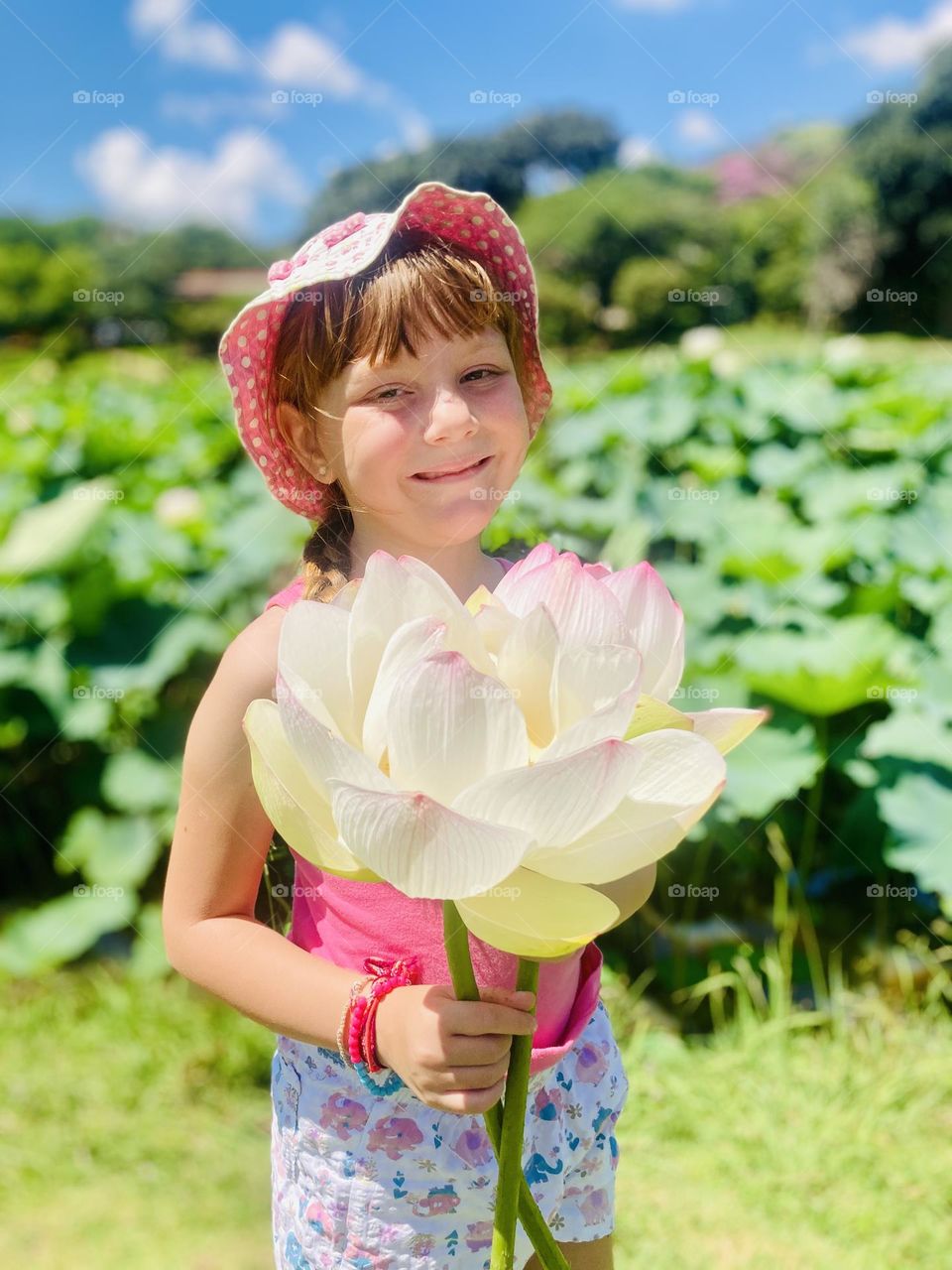 🇺🇸 Spring is the time for flowers! My daughter Estela got a lotus flower to beautify this photo. / 🇧🇷 A Primavera é a época das flores! Minha filha Estela conseguiu uma flor-de-lotus para embelezar essa foto. 