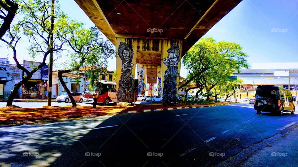 Debaixo de um viaduto, asfalto, cores, arte, luz do dia...