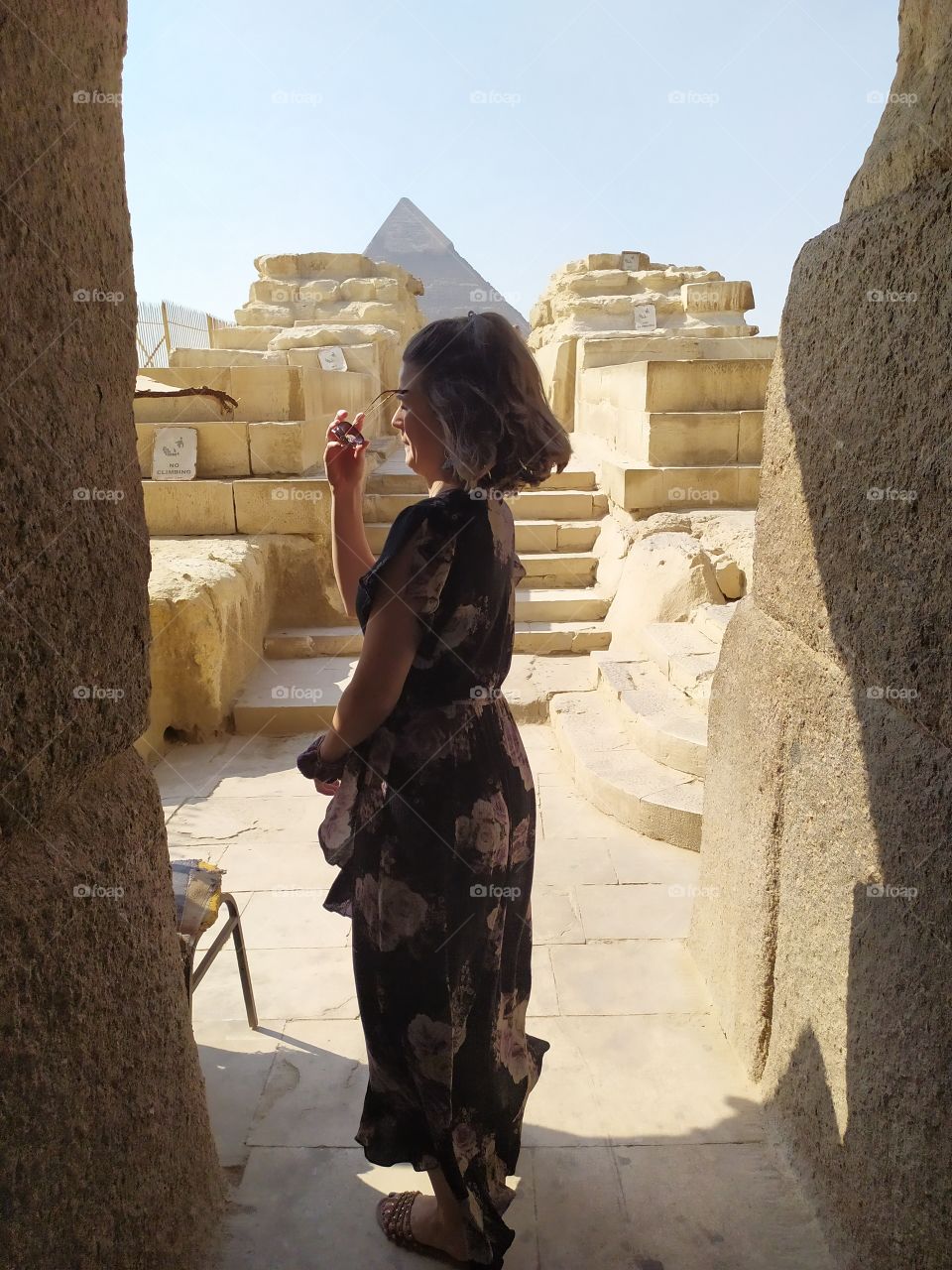 she stand on the cause way between Sphinx and pyramids with amazing photo very action.